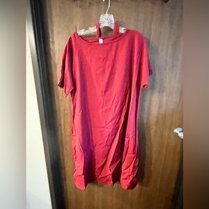 Red dress. Suppose to be a 6x it would probably fit like a 1x or maybe a 2x.